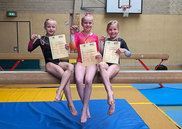 Das erfolgreiche TSV-Trio mit (v.l.): Julia Simonsmeier, Emma Schmalfeld und Leni Pagels  | Foto: TSV
