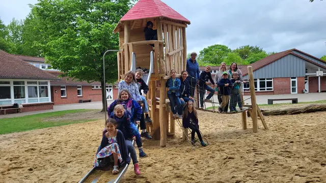 Ein tolles Klettergerüst steht jetzt auf dem Schulhof der Grundschule Wistedt, das sich die Kinder selbst erarbeitet haben | Foto: sh