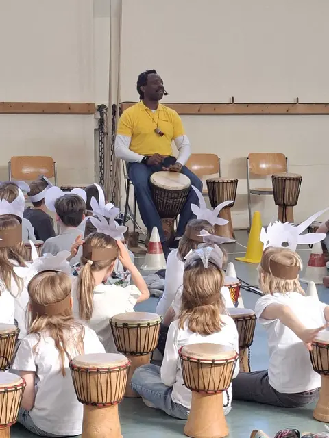 Trommelwoche in der Moisburger Grundschule mit Leo Omorodion aus Nigeria | Foto: Miriam Augustin
