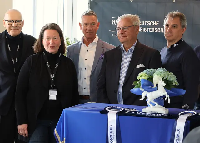 Im Rahmen eines Pressetermins stellten TGL-Geschäftsführer Rembert Kübel-Heising (v.l.), und Commercial Managerin Julia Otto die neuen Partner vor: Joachim Schlereth und Klaus Wessels von Sternpartner sowie Uli Gustävel als neuer Gastronomiepartner  | Foto: cc