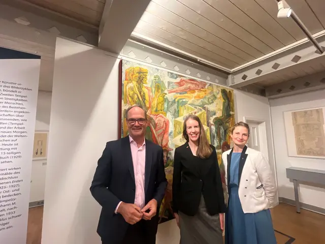 Ausstellungseröffnung im Neuen Atelier des Museums mit Dr. Hans-Heinrich Aldag (v. li.), Katharina Groth und Regine Kracht (kuratorische Assistenz) | Foto: Museum Kunststätte Bossard