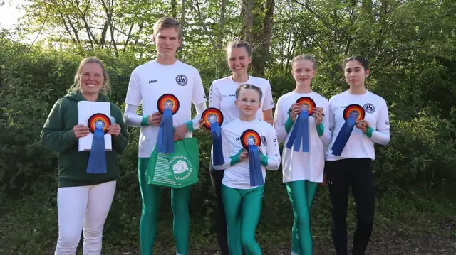 Trainerin und 2. Vorsitzende Laura Koch-Kohlmus (v. li.), Co-Trainer und Votigierer Marten Bockelmann, Co-Trainerin und Voltigiererinnen Eva Gärtner, Lisa Stock, Maxim Rojas Schaaf | Foto: Bendestorfer Reitverein Kleckerwald e.V.