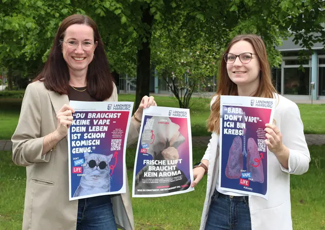 Anja Quast (li.) und Jessica Werner von der Kreisjugendpflege stellen die Plakate vor, die Jugendliche für einen Alltag ohne das Vapen sensibilisieren | Foto: Landkreis Harburg