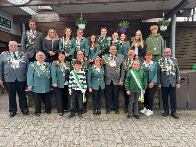 Die Würdenträger (hi. v. li.)  Marcel Joost, Sandra Bruhn, Steffi Mau, Nina Benecke-Brandt, Elisa Mau, Lennard Bröhn,
Lena Mau, Anna Mau, Jonna Eggers, Lasse Fabian und (vo. v. li.) Hans-Jürgen Neumann, Gitta Neumann, Jeanette Kettler, Adam Adjemi, Nils Kettler, Rebekka
Neumann, Christian Neumann, Martin Schwarzer, Hanna Bade, Heike Schwarzer, Folkert Steinfeldt
Es fehlen: Nico Wiesenberg, Joachim und Regina Bleich | Foto: SV Ovelgönne