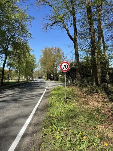 Im Zuge der Ortsdurchfahrt Emmen (bei Hollenstedt) ist Tempo 70 erlaubt | Foto: Rena Pulham