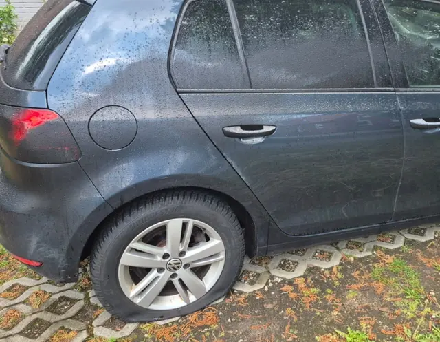 Ein auf dem Grundstück geparktes Auto wurde mit Farbe beschmiert und die Luft aus den Reifen gelassen   | Foto: AfD Kreisverband Harburg-Land
