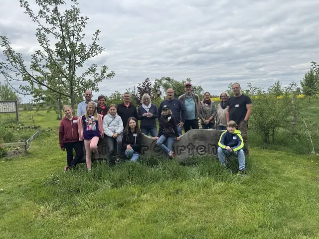 Fördermittelgeber und Unterstützer freuen sich gemeinsam mit den Pädagogen von Windkanter sowie einer Delegation an Junggärtnern, dass der Projektgarten in Hunden stetig an Artenvielfalt zunimmt. | Foto: Windkanter e.V.