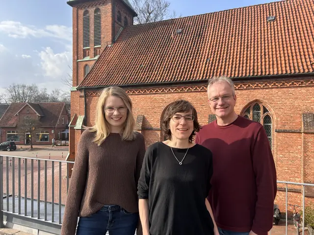 Isabelle Willemsen (v. li., evangelische Jugend Nachbarschaft Buchholz), Cornelia Rubach (evangelische Jugend Nachbarschaft Rosengarten) und Stefan Krüger
(Kirchenkreisjugendwart)
 | Foto: Amelie Meyer