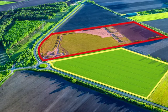 Für den Stader Surfpark (rote Fläche) gilt weiterhin der Baustopp, im angrenzenden Gewerbepark (gelb umrandet) beginnen jetzt die Erschließungsarbeiten | Foto: Martin Elsen / nord-luftbilder.de