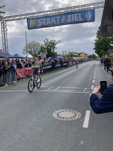 Felix Groß sicherte sich in einem spannenden Berg-Finish die Trophäe | Foto: Blau-Weiss Buchholz