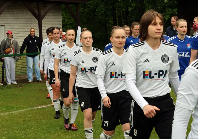 Einzug der Fußballfrauen des FC Jesteburg-Bendestorf auf das Spielfeld | Foto: Fotos: cc