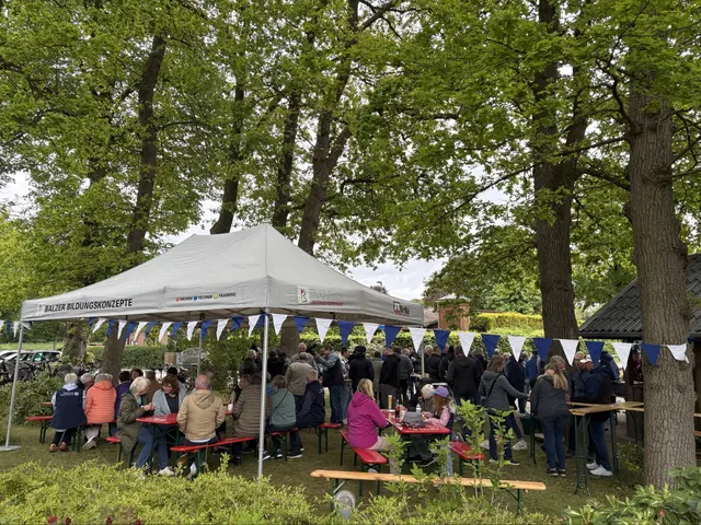 Gute Stimmung auf dem Platz "Op'n Brink" in Wiepenkathen | Foto: Balzer/Heimatverein