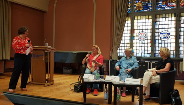 Moderatorin Christine Glawe (v. li.) mit den Teilnehmerinnen Renate Holm, Dr. Brigitte Ebbe und Christiane
Quenstedt-Querin | Foto: Pfaffenberger