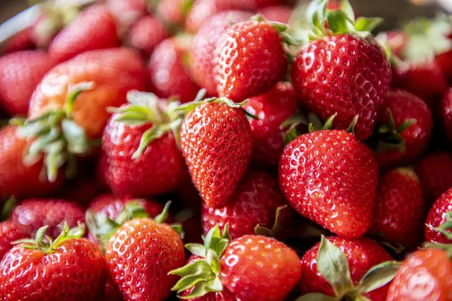In Hofläden und an Marktständen hat die Zeit für die heimischen Erdbeeren begonnen: Immer öfter stehen in diesen Tagen die roten, saftigen Früchte aus niedersächsischer Produktion zum Verkauf | Foto: Filipovic/Pixabay
