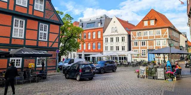 Autos auf dem Stader Fischmarkt: Das soll es nach dem Willen von SPD und Grünen künftig nicht mehr geben | Foto: jd