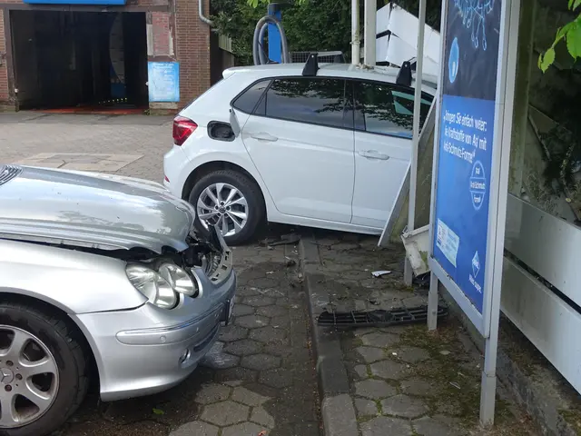  VW-Polo durchbricht eine Palisade an einer Tankstelle | Foto:  Freiwillige Feuerwehr Samtgemeinde Hanstedt