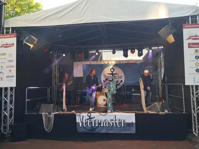 Freitagabend brachte die No-Shanty-Band Veermaster Stimmung auf die Marienbühne | Foto: Anika Werner