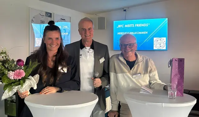 Ein Dank ging von Hans-Jürgen Lorenschat (Mitte, Buchholzer FC) an Rachel Rinast und Axel Hahne | Foto: Buchholzer FC