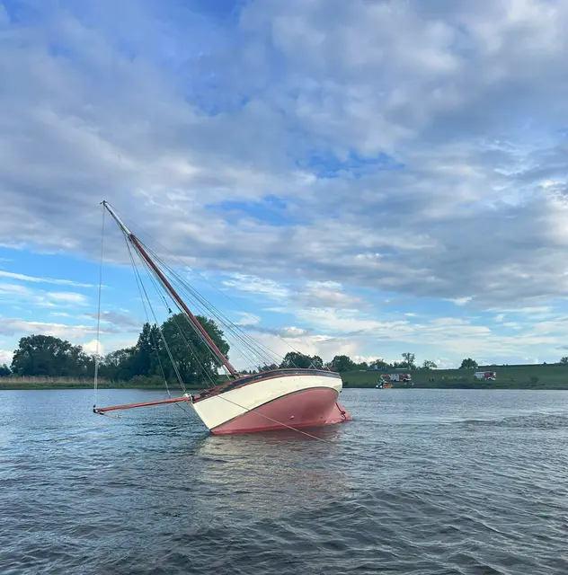 Die Segelyacht auf dem Buhnenkopf | Foto: cs