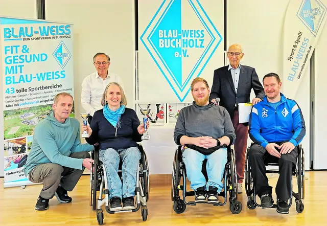 Sensationell in die 2. Bundesliga Rollstuhl Basketball aufgestiegen (vordere reihe von links): Thomas Erdrich, Barbara Erdrich, Felix Stenzel, Matthias Albanus; dahinter die BW-Moderatoren Wilfried Geiger (li.) und Arno Reglitzky | Foto: AR Promedia