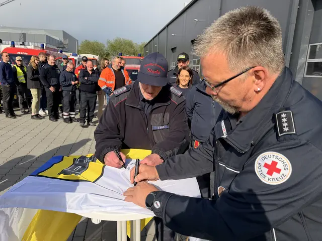 Alle Teilnehmer des Konvois unterschreiben auf der Landkreis-Flagge | Foto: Daniel Beneke