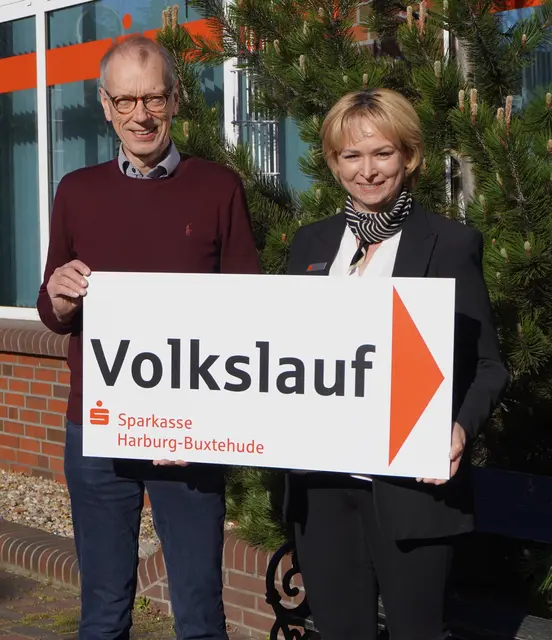 Heiner Steeneck vom TSV (li.) und Rabea Scheidat von der Sparkasse | Foto: TSV