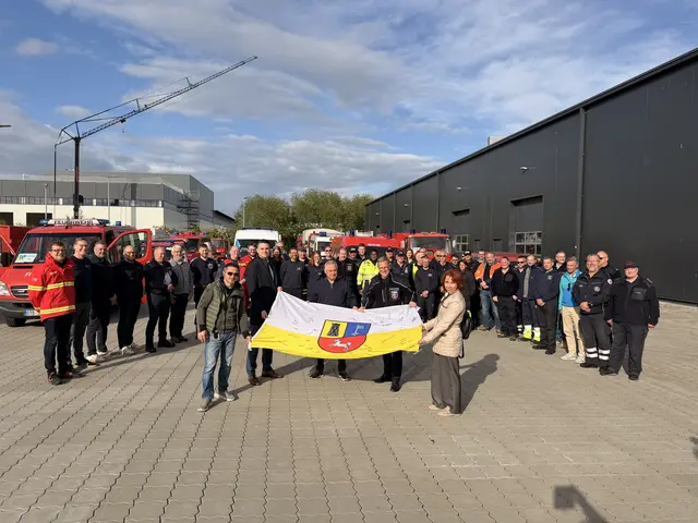Der Landrat hat eine Landkreis-Flagge mitgebracht, auf der alle Einsatzkräfte unterschreiben. Sie geht als Symbol für die kontinuierliche Hilfe aus dem Landkreis Stade in die Ukraine.  | Foto: Daniel Beneke