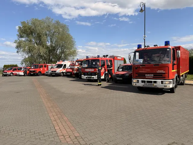 Alle zweieinhalb Stunden legen die Helfer eine Pause ein, um regelmäßige Fahrerwechsel vornehmen zu können. ﻿Bei jedem Stopp wird das älteste Fahrzeug im Konvoi getankt: ein Robur-Feuerwehr-LKW von 1980 | Foto: Daniel Beneke