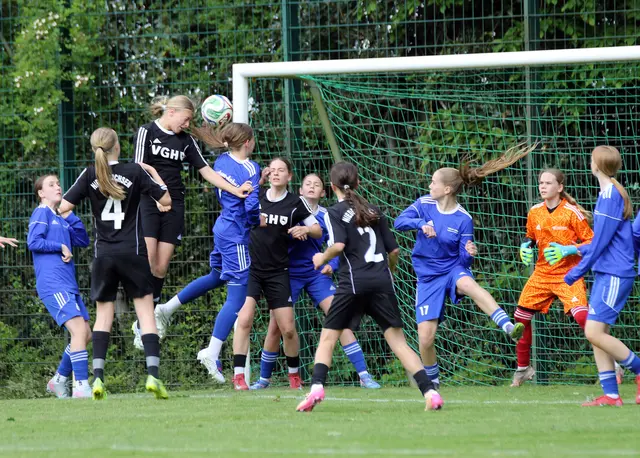 Packendes Kopfballduell vor dem Tor Niederrhein | Foto: Rüdiger Zinsel 