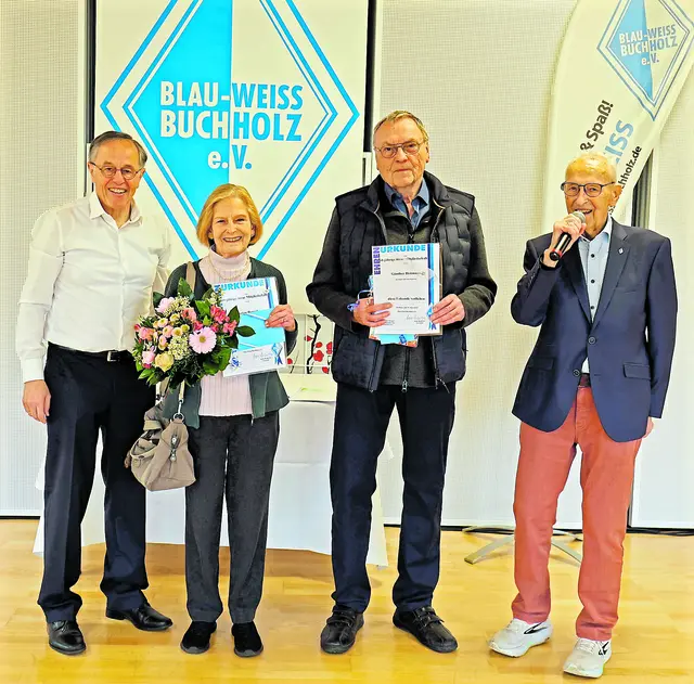 60 Jahre Blau-Weiss Buchholz: die längste Mitgliedschaft Marion Benecke (89), weiterhin Trainerin für Gymnastik, und Günther Heitmann (83), früher Tennis- jetzt Fitnessbereich. Die Ehrung erfolgte durch Wilfried Geiger (li.) und Arno Reglitzky (re.) | Foto: AR Promedia