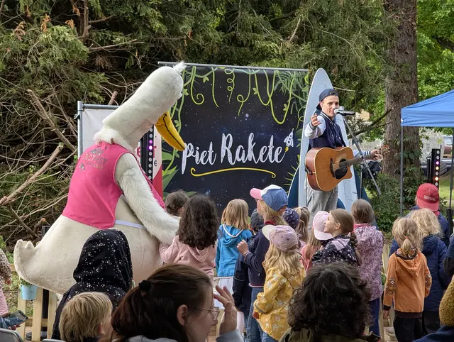 Kleine Leute, große Stimmung: Winsen-Maskottchen Luhi und Piet Rakete machten ordentlich Party | Foto: Jan Filter