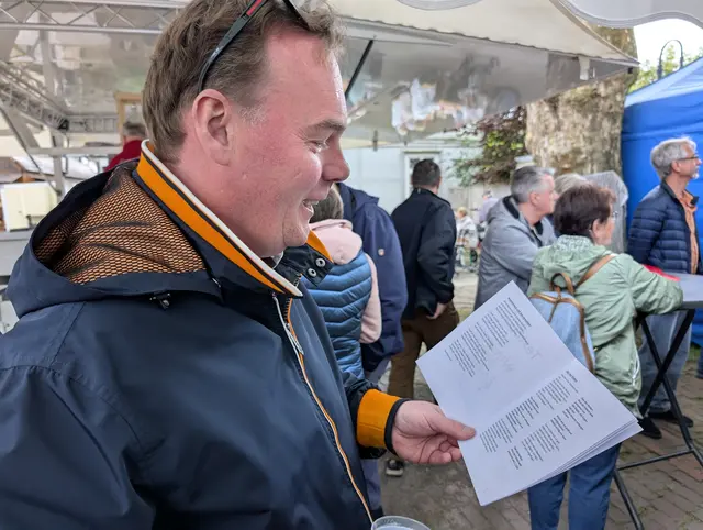Zum Ausklang eines erfolgreichen Stadtfestes singt auch der Bürgermeister kräftig mit | Foto: Jan Filter
