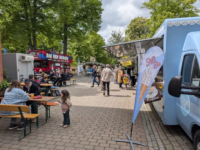 Der Food-Truck-Markt neben dem Rathaus | Foto: Jan Filter
