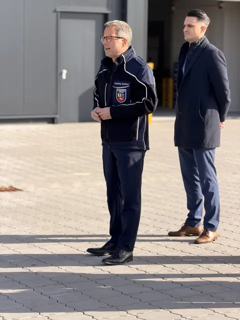 Stades Landrat Kai Seefried und der ukrainische  Vizekonsul Borys Drogomyretskyi  sprechen zu den Helfern | Foto: Daniel Beneke