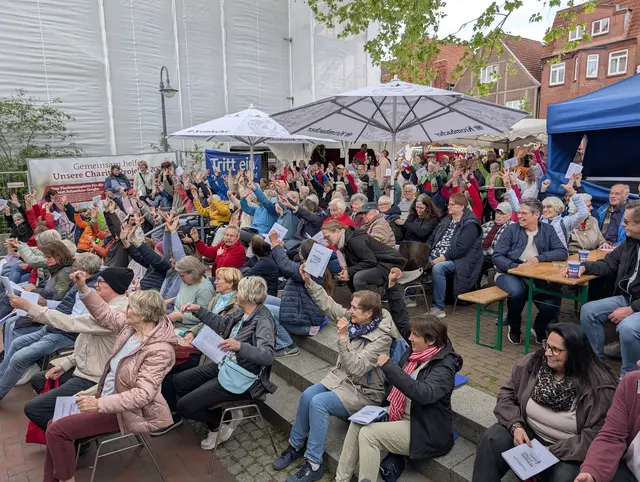 Zu „Winsen singt“ am Sonntag wurde der Platz vor der Marienbühne endgültig viel zu klein | Foto: Jan Filter