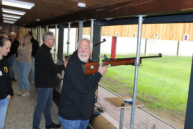Durften die ersten Schüsse auf der neuen Kleinkaliber-Schießanlage abgeben: Bauleiter Frank Putensen (vorne) und Kassenführer Georg Schnelle (dahinter) | Foto: ce
