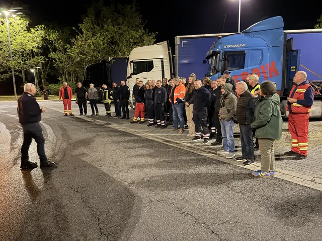 Bei einem Stopp am frühen Donnerstagmorgen lässt der Einsatzleiter die Crew antreten — für ein Ständchen. Sascha Kaflowsky hat Geburtstag. Der Ukrainer diente drei Jahre in einem Freiwilligen-Bataillon, durchlebte die Hölle von Bachmut. Jetzt unterstützt er seinen Vater bei den Hilfsaktionen. | Foto: Daniel Beneke