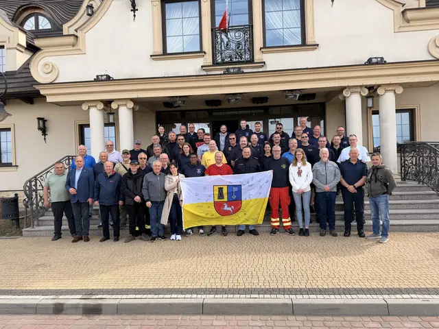Am Freitagmorgen geht es direkt nach dem Frühstück weiter: Antreten zum Gruppenfoto mit den ukrainischen Fahrern, die den Konvoi übernehmen. Nach einer kurzen Einweisung in die Technik geht es zur Grenze | Foto: Daniel Beneke