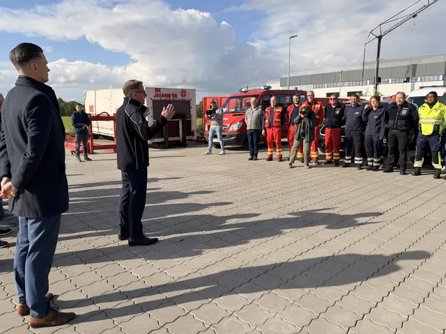 Landrat Kai Seefried schickt die Crew in den Einsatz. Er dankt den Freiwilligen für ihr humanitäres Engagement — und findet klare Worte zum Ernst der Lage:  „Wir setzen darauf, dass die Ukraine siegen wird. Das ist die einzige Chance, Frieden und Freiheit in Europa zu sichern.“ | Foto:  Daniel Beneke