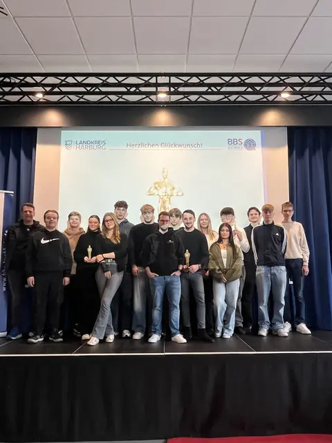 Schüler, Lehrer, Unternehmer und Kooperationspartner würdigen bei der Preisverleihung die gelungenen Imagefilme | Foto: Landkreis Harburg