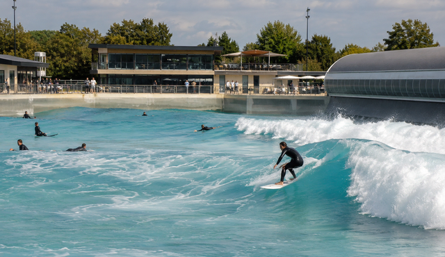 Es dürfte noch einige Jahre dauern, bis dieses KI-Bild Realität wird: Nach dem jüngsten Urteil (Beschluss) des Verwaltungsgerichts Stade wird sich der Bau des Surfpasrks und damit die Inbetriebnahme weiter verzögern | Foto: KI-generiert