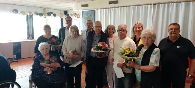 Die Geehrten des VDK Buxtehude mit Hans-Jürgen Krause (5. v. li.) und der CDU-Landtagsabgeordenten Birgit Butter (3. v. re.)  | Foto: VDK