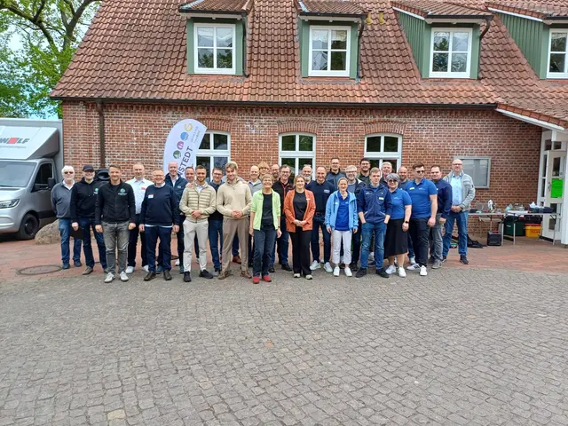 Mitarbeitende der ausstellenden Betriebe energyforlife GmbH, Kröger Sanitär-Heizung GmbH &amp; Co. KG, Stadtwerke Winsen (Luhe) GmbH, Vituria Solar GmbH, Jaap GmbH, Andreas Jung Dachdeckermeister, Ernst Lützow GmbH, VEH Solar- und Energiesysteme GmbH &amp; Co KG, Gerner Energietechnik GmbH, Volpro GmbH, heimWatt GmbH, LUK E-Technik GmbH, Stuhlmacher Solartechnik GmbH, Lüne Elektro GmbH sowie Ehrenamtlichen von Klimawandel-Hanstedt-Aktiv, der Verbraucherzentrale Niedersachsen und der Samtgemeinde Hanstedt  | Foto: Samtgemeinde Hanstedt 