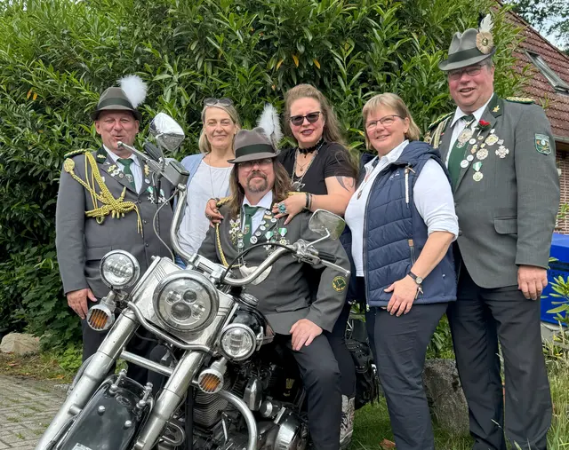 Die verrückte Königscrew aus Holvede: Helge Reimann (v. li.) mit Simone Hoffmann, König Lars Dannenberg, mit seiner Königin Karin, sowie Katrin und Peter Lemmermann
 | Foto: Schützenverein Holvede