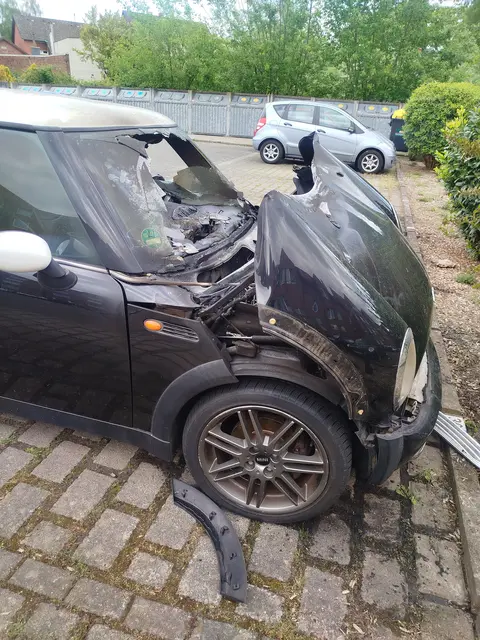 Gewaltsam geöffneter Motorraum des Mini Coopers. | Foto: Leon Strumberger