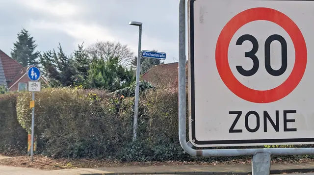 Das Schild "Radfahrer frei" sollte nicht in einer Tempo-30-Zone stehen. Denn dort gehören Radler eigentlich auf die Fahrbahn | Foto: privat