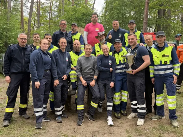 Den Wanderpokal für die schnellsten Wasserläufer holte die Feuerwehr Klein Heidorn, hier mit den Trophäenstiftern der schweizerischen Feuerwehr Glarus | Foto: Pressestelle Feuerwehr Samtgemeinde Hanstedt