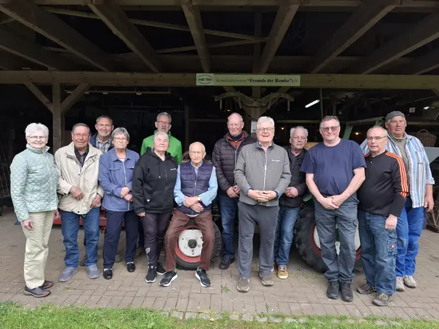Die Vereinsmitglieder vor der Ausstellungsremise | Foto: Holger Hein