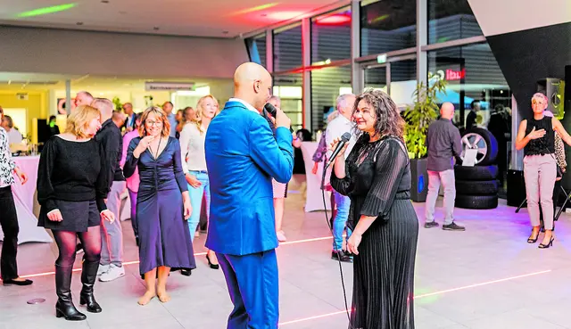 Dennis Durant mit Sängerin sowie Band sorgte für perfekte Stimmung | Foto: Rotary Clubs