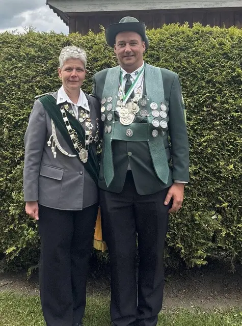 Das neue Königspaar Nicole Schröder und Kai Marco Eberhardt | Foto: Schützenverein Jägerlust Hamelwördenermoor